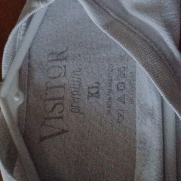 💙🌺White Graphic Tee with Tropical Print - Picture 6 of 9